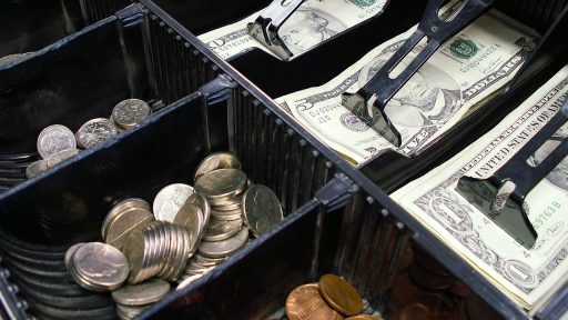 Kassabon bij een kassa in een kleine winkel