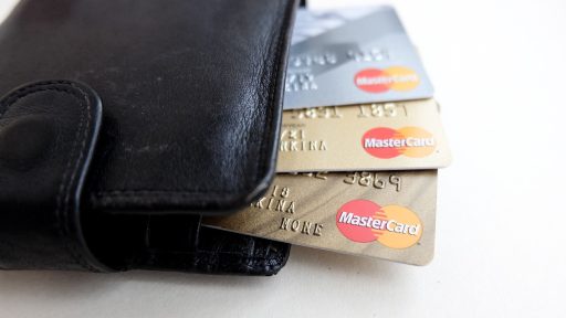 Klant betaalt contactloos aan een betaalterminal in een Belgische winkel
