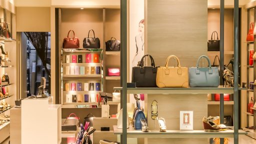 Arbeidsinspecteur controleert documenten in een winkel samen met de winkelverantwoordelijke