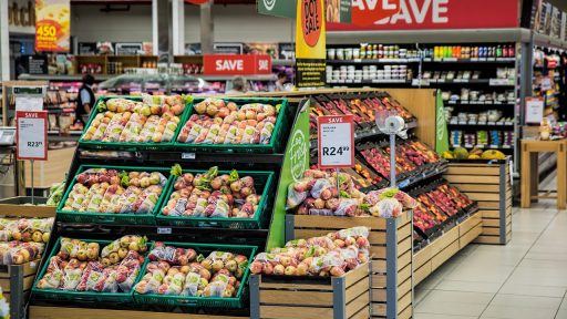 Retailmanager voert een sollicitatiegesprek in een winkel met een kandidaat