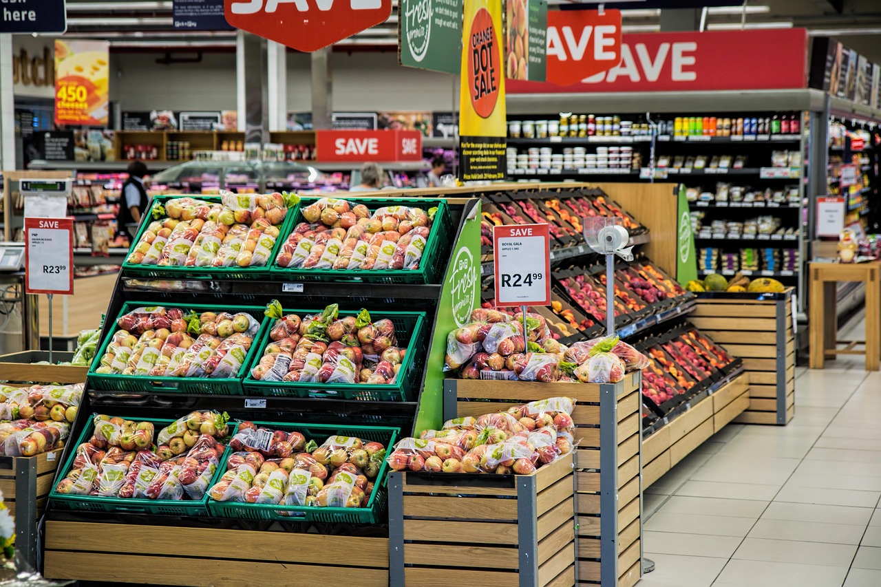 Retailmanager voert een sollicitatiegesprek in een winkel met een kandidaat