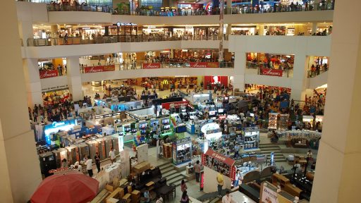Interieur van een kleine winkel met overzichtelijke schappen en duidelijke looproute