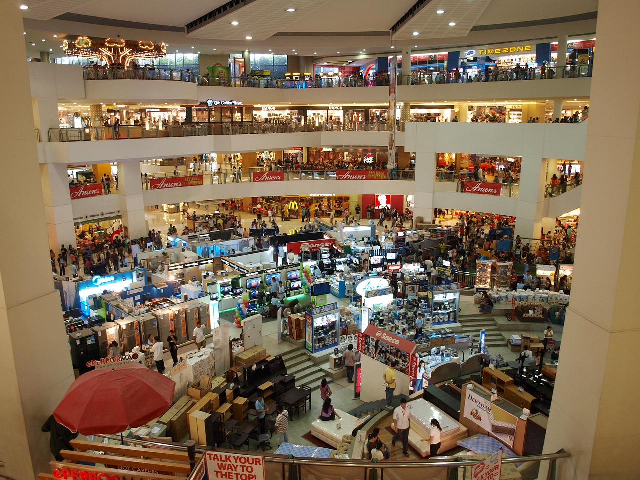 Interieur van een kleine winkel met overzichtelijke schappen en duidelijke looproute