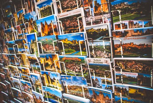 Kleurrijke zomerse etalage met felle tinten en zomerse decoratie die voorbijgangers aantrekt