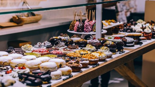 Schoolartikelen uitgestald in een kleine winkel klaar voor het nieuwe schooljaar