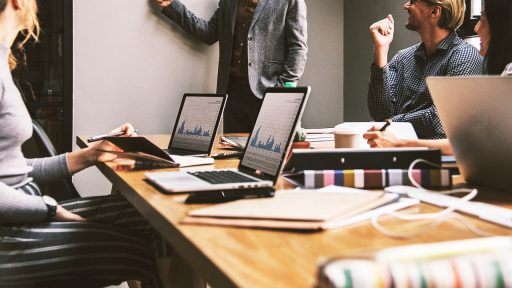 Winkelmanager in gesprek met zijn team op de winkelvloer