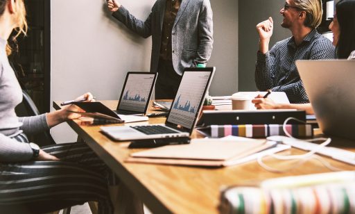 Winkelmanager in gesprek met zijn team op de winkelvloer