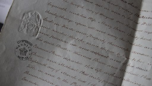 Retailondernemer leest een afwijzingsbrief voor een subsidieaanvraag aan zijn bureau