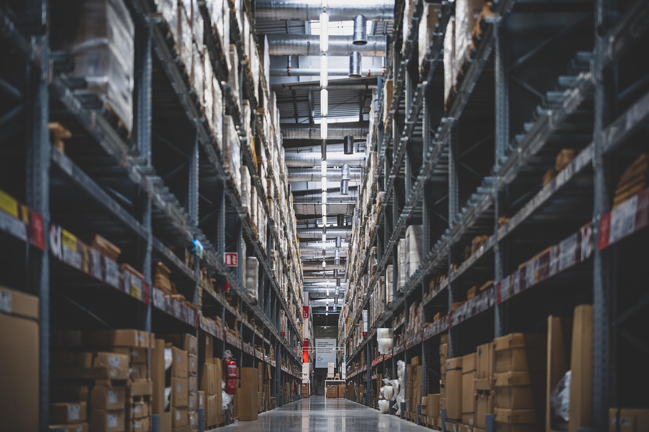 Medewerker telt de voorraad in een winkelrek tijdens een inventarisatie