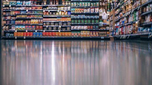 Winkelmedewerker controleert voorraad op schappen in een winkel