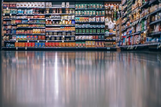 Winkelmedewerker controleert voorraad op schappen in een winkel