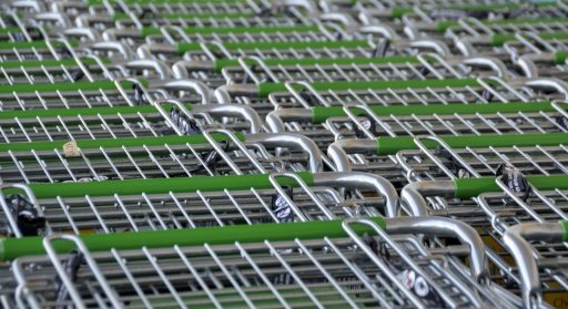 Ervaren winkelmedewerker die een nieuwe collega begeleidt tijdens de onboarding in een winkel
