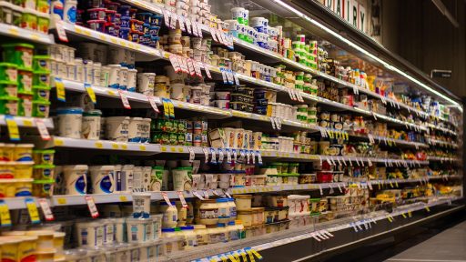 Winkelbeheerder bespreekt personeelsplanning met medewerkers in een winkel