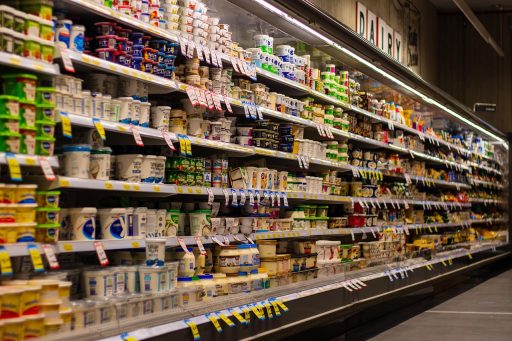 Winkelbeheerder bespreekt personeelsplanning met medewerkers in een winkel