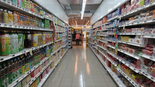 Rasterpanelen gevuld met voedingsproducten in een verswinkel