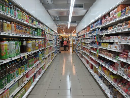Rasterpanelen gevuld met voedingsproducten in een verswinkel