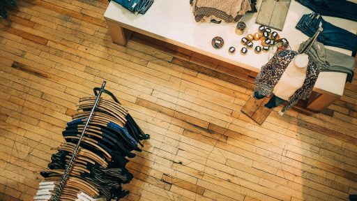 Winkelmanager die een personeelsrooster opstelt op een tablet in een winkel