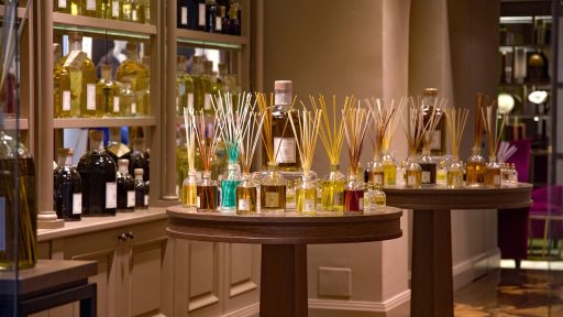 Eigenaar van een kleine conceptstore toont producten aan een klant op de winkelvloer