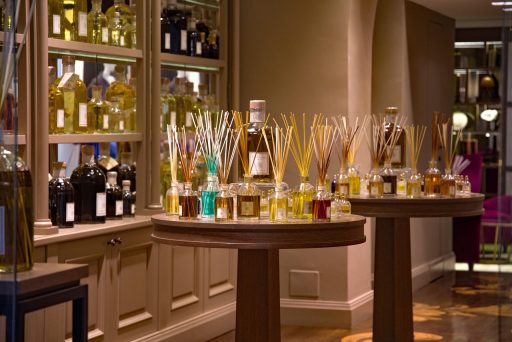 Eigenaar van een kleine conceptstore toont producten aan een klant op de winkelvloer