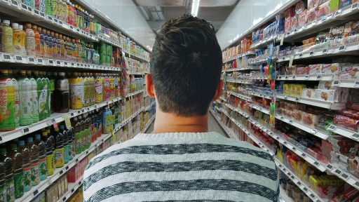 Winkelrekken in een drukke winkelgang met producten op de schappen