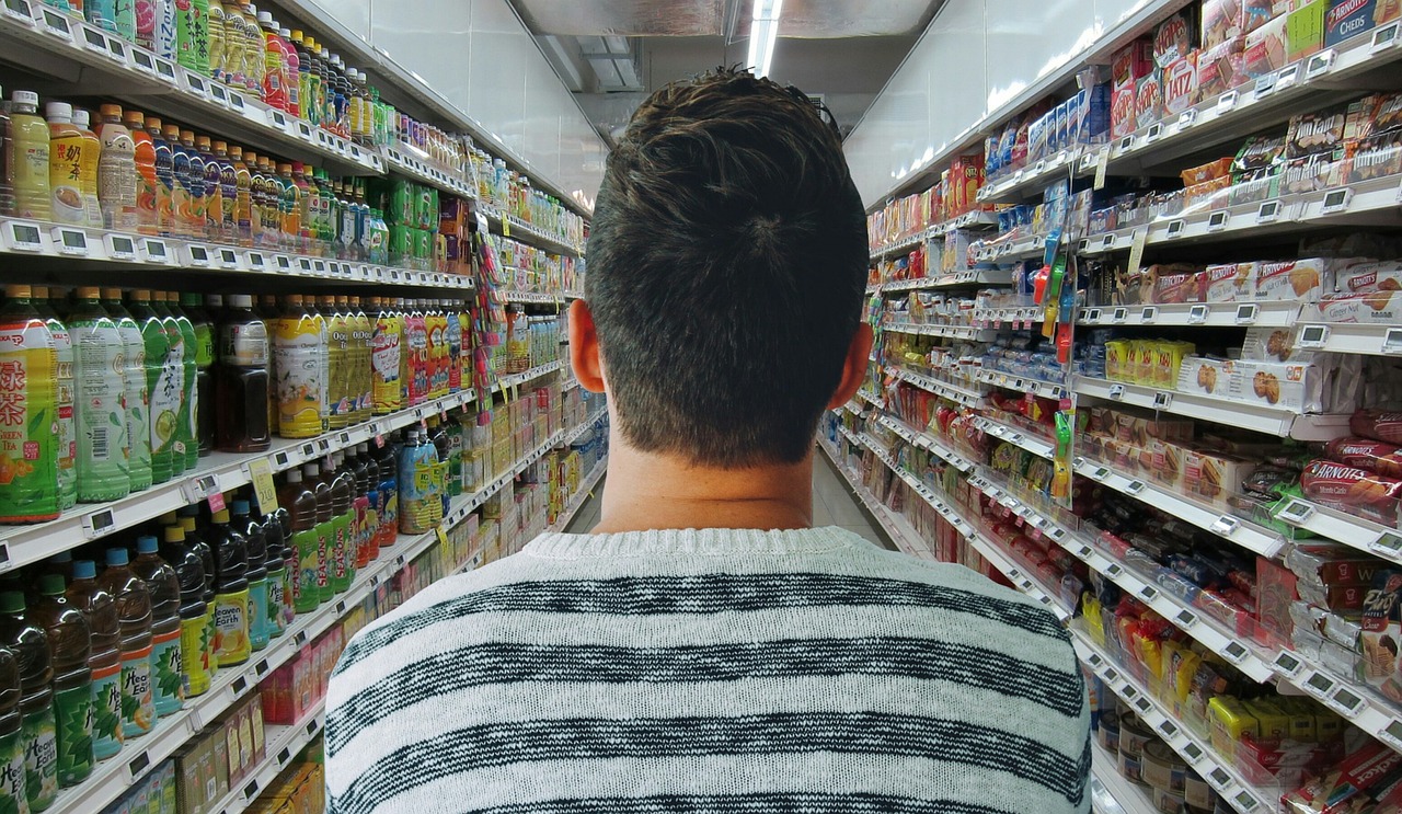 Winkelrekken in een drukke winkelgang met producten op de schappen