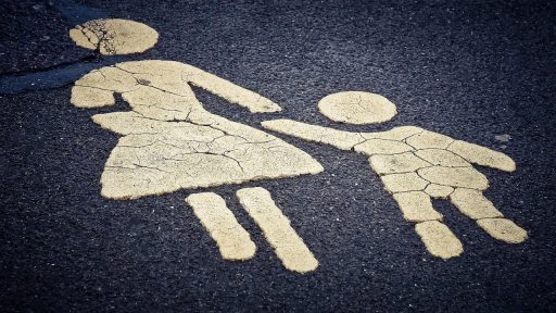 Gele vloermarkering in een supermarkt die looproutes en veiligheidszones aanduidt