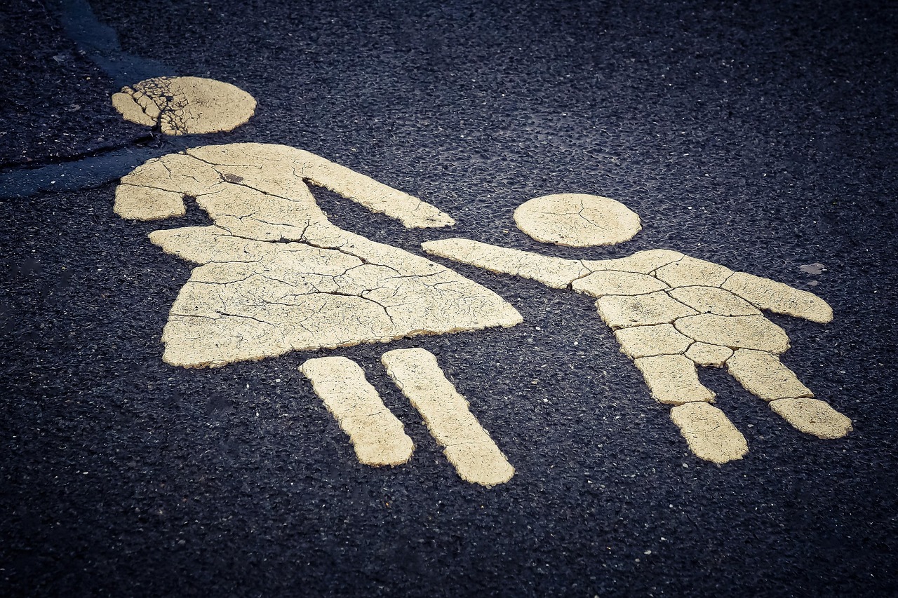 Gele vloermarkering in een supermarkt die looproutes en veiligheidszones aanduidt