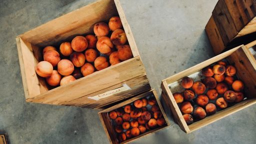 Medewerker in een voedingswinkel die een klant informeert over een product