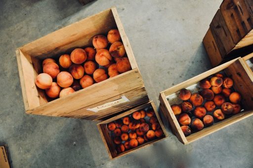 Medewerker in een voedingswinkel die een klant informeert over een product