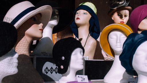 Ingericht pashokje in een kledingwinkel met gordijn, spiegel en wandverlichting