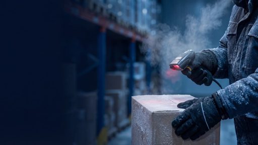 Medewerker scant producten met een barcodescanner in een winkel