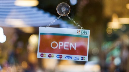 Cadeaukaarten uitgestald bij de kassa van een kleine winkel