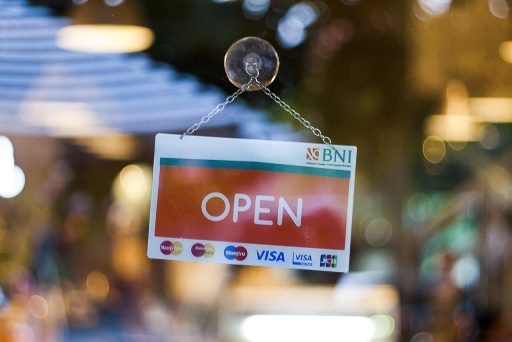 Cadeaukaarten uitgestald bij de kassa van een kleine winkel