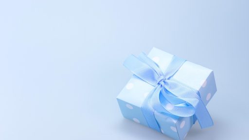 Medewerker pakt een cadeau in aan een inpakhoek in een winkel