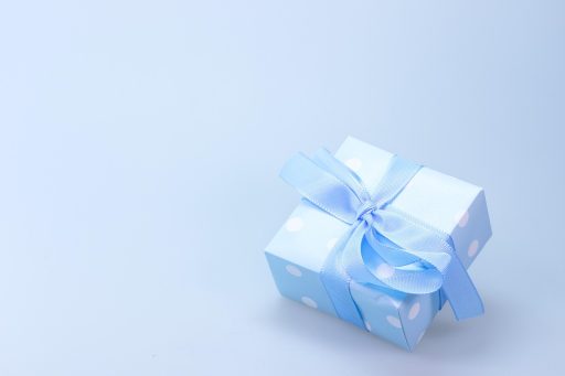 Medewerker pakt een cadeau in aan een inpakhoek in een winkel