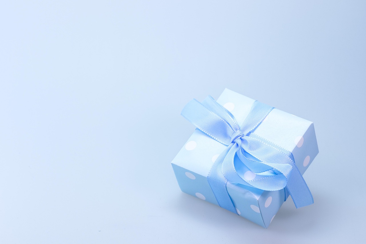 Medewerker pakt een cadeau in aan een inpakhoek in een winkel