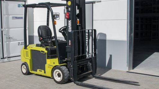 Medewerker rijdt met een elektrische stapelwagen in een retailmagazijn