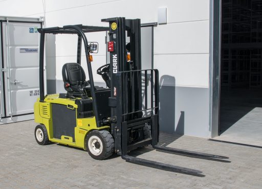 Medewerker rijdt met een elektrische stapelwagen in een retailmagazijn