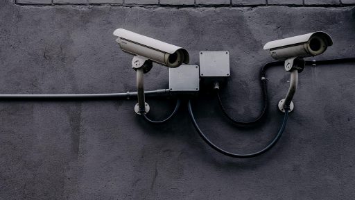 Beveiligingscamera boven de ingang van een winkel in een Belgische winkelstraat
