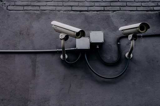 Beveiligingscamera boven de ingang van een winkel in een Belgische winkelstraat