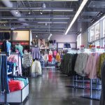 Interieur van een zorgvuldig ingerichte onafhankelijke modewinkel met ruimte tussen de rekken en een rustige, curatieve sfeer