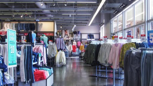 Interieur van een zorgvuldig ingerichte onafhankelijke modewinkel met ruimte tussen de rekken en een rustige, curatieve sfeer
