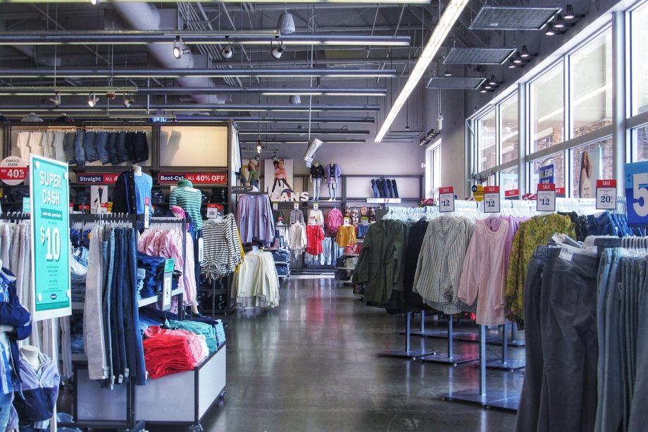 Interieur van een zorgvuldig ingerichte onafhankelijke modewinkel met ruimte tussen de rekken en een rustige, curatieve sfeer