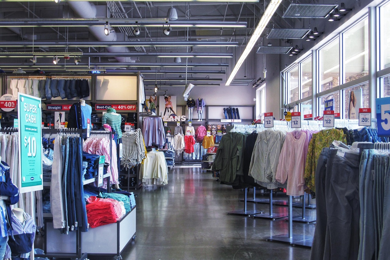 Interieur van een zorgvuldig ingerichte onafhankelijke modewinkel met ruimte tussen de rekken en een rustige, curatieve sfeer