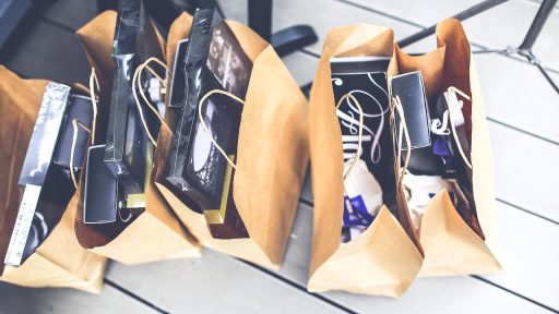 Gebrandmerkte relatiegeschenken klaargelegd op een winkeltoonbank voor klanten