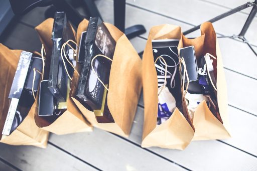 Gebrandmerkte relatiegeschenken klaargelegd op een winkeltoonbank voor klanten