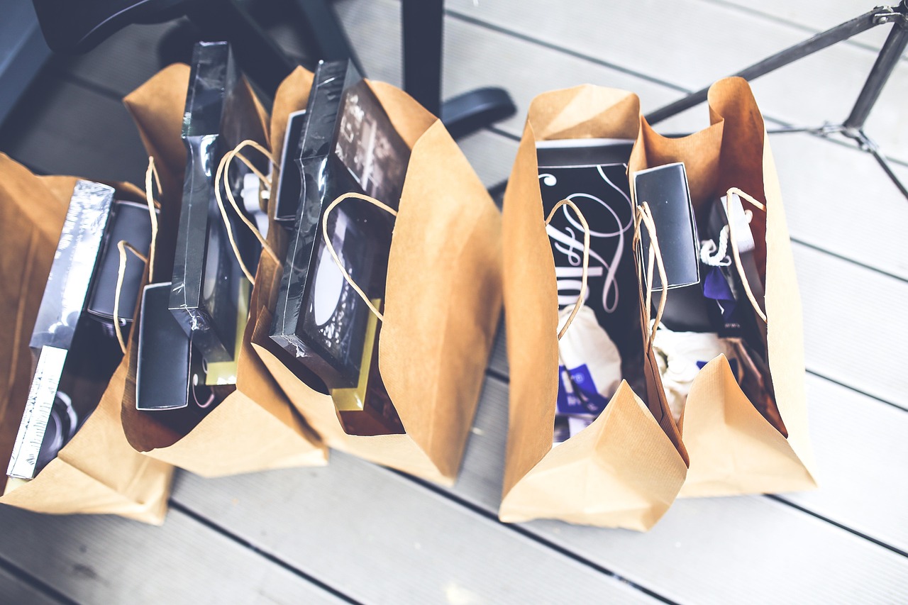 Gebrandmerkte relatiegeschenken klaargelegd op een winkeltoonbank voor klanten