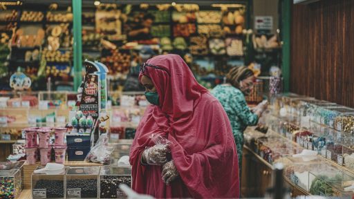 Vlaamse retailondernemer bij zijn winkel op een randlocatie