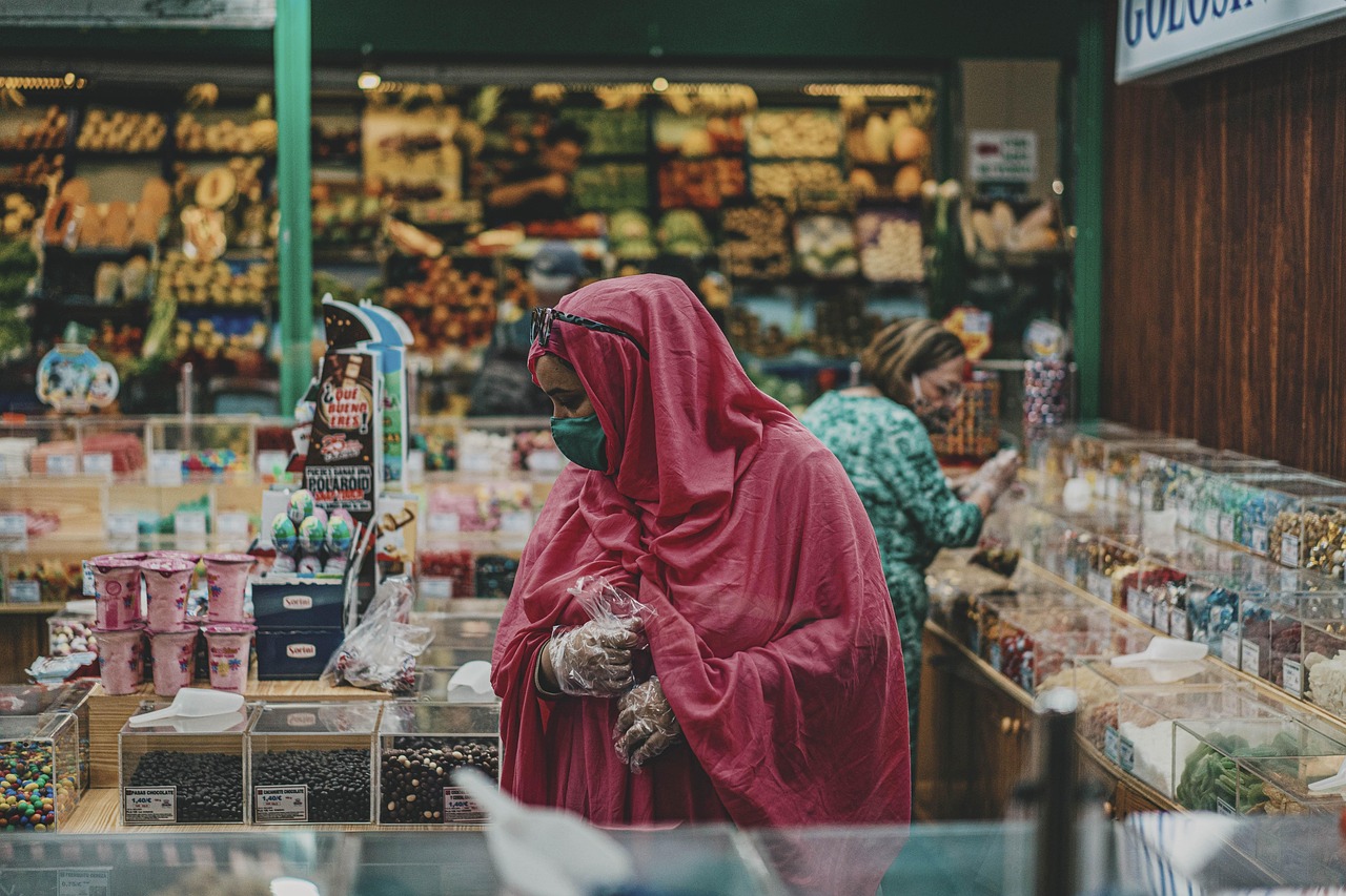 Vlaamse retailondernemer bij zijn winkel op een randlocatie